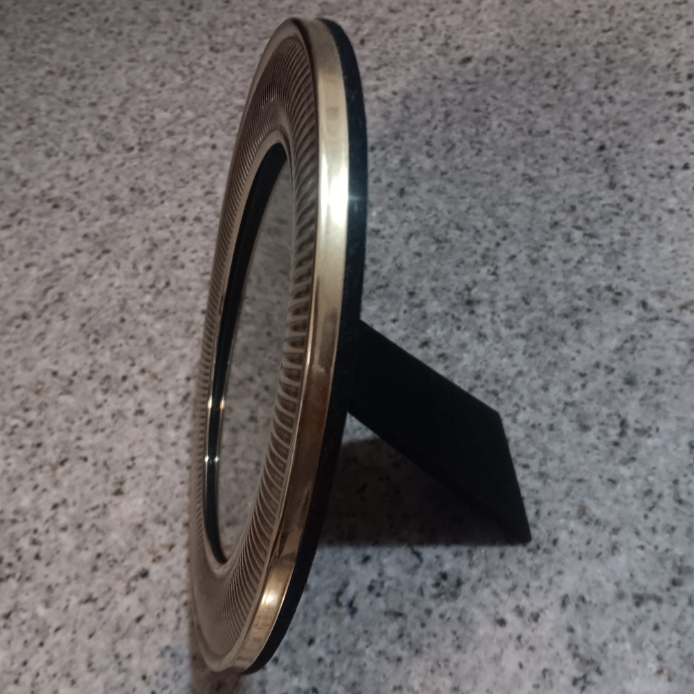 Elegant Gold and Black Oval Picture Frame - Picture 8 of 11